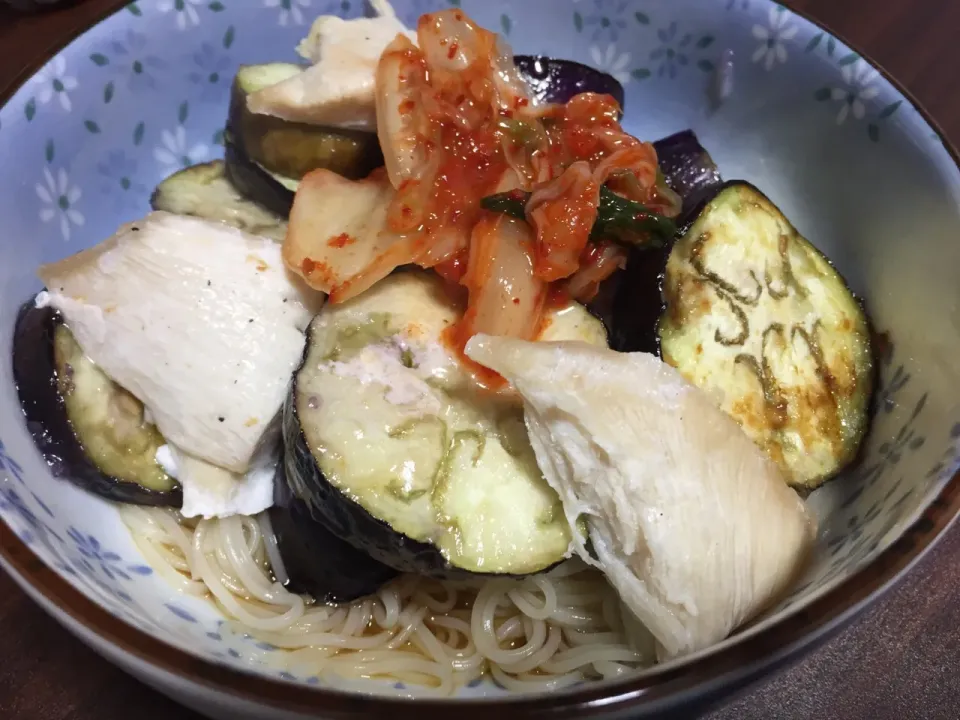 そうめん！なす鶏肉キムチのせ！！|ごはんーさん