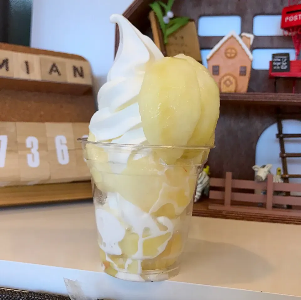 🍑今日は《白桃の日】🍑 桃1個使用びっくりコスパなソフトクリーム🍦|Hollyさん