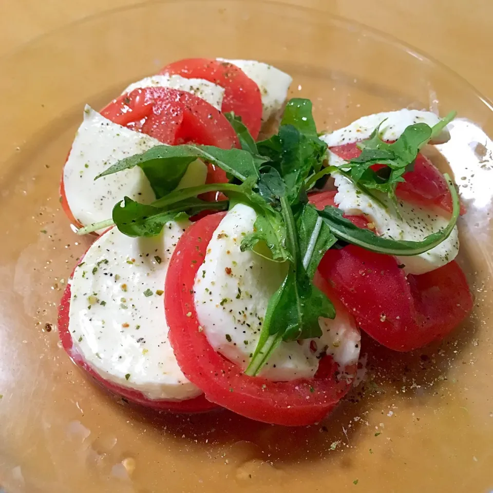 カプレーゼ🍅  #tomato #mozzarellacheese #rucola  #olive oil #caprese #dinner|さきんちょさん