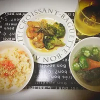 Snapdishの料理写真:山原若鶏とブロッコリーのオイル焼き
生姜ご飯
オクラとツナスープ
#おうちごはん|haruさん