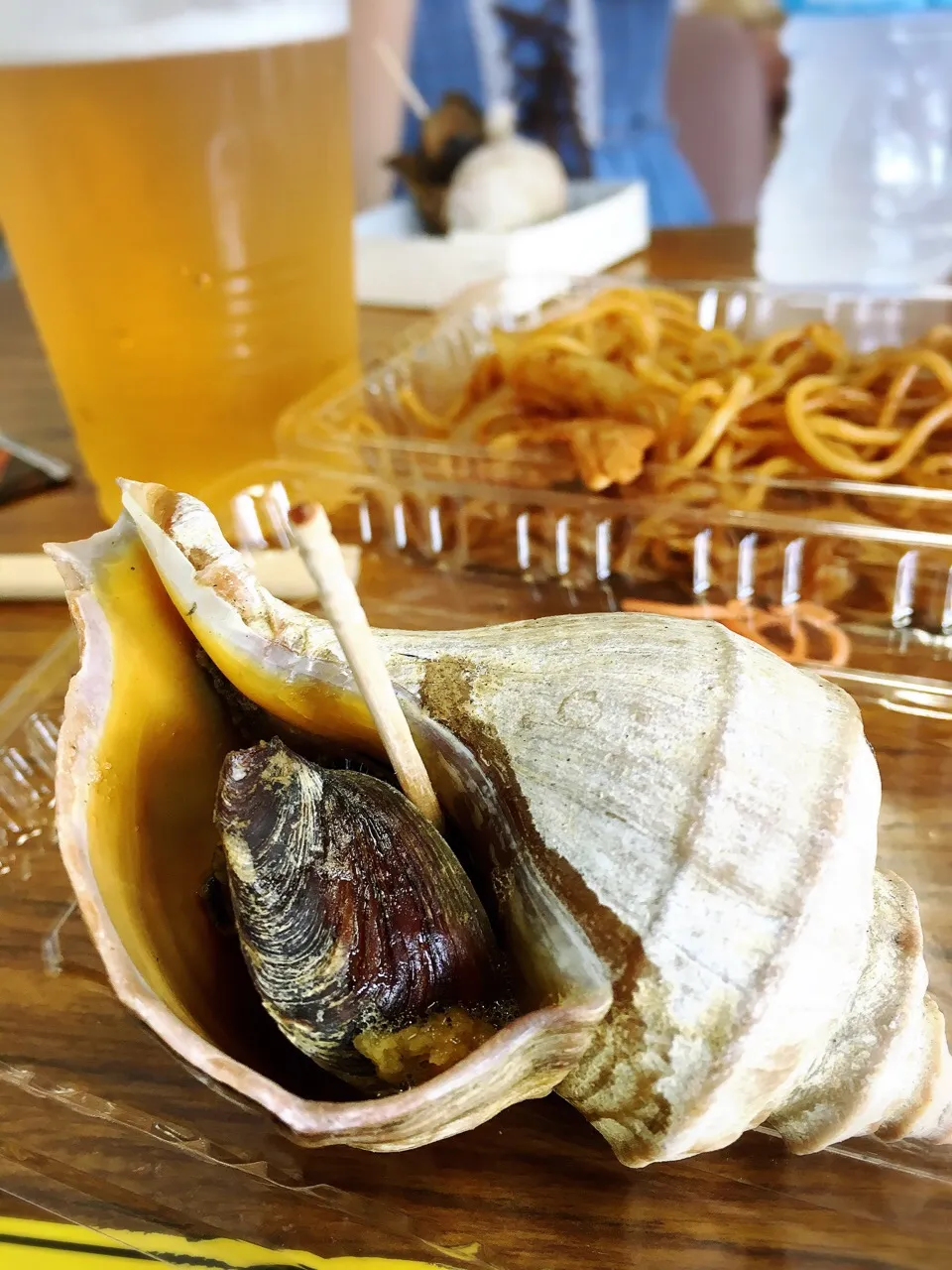 ツブ貝、焼きそば、ビール|鯨さん