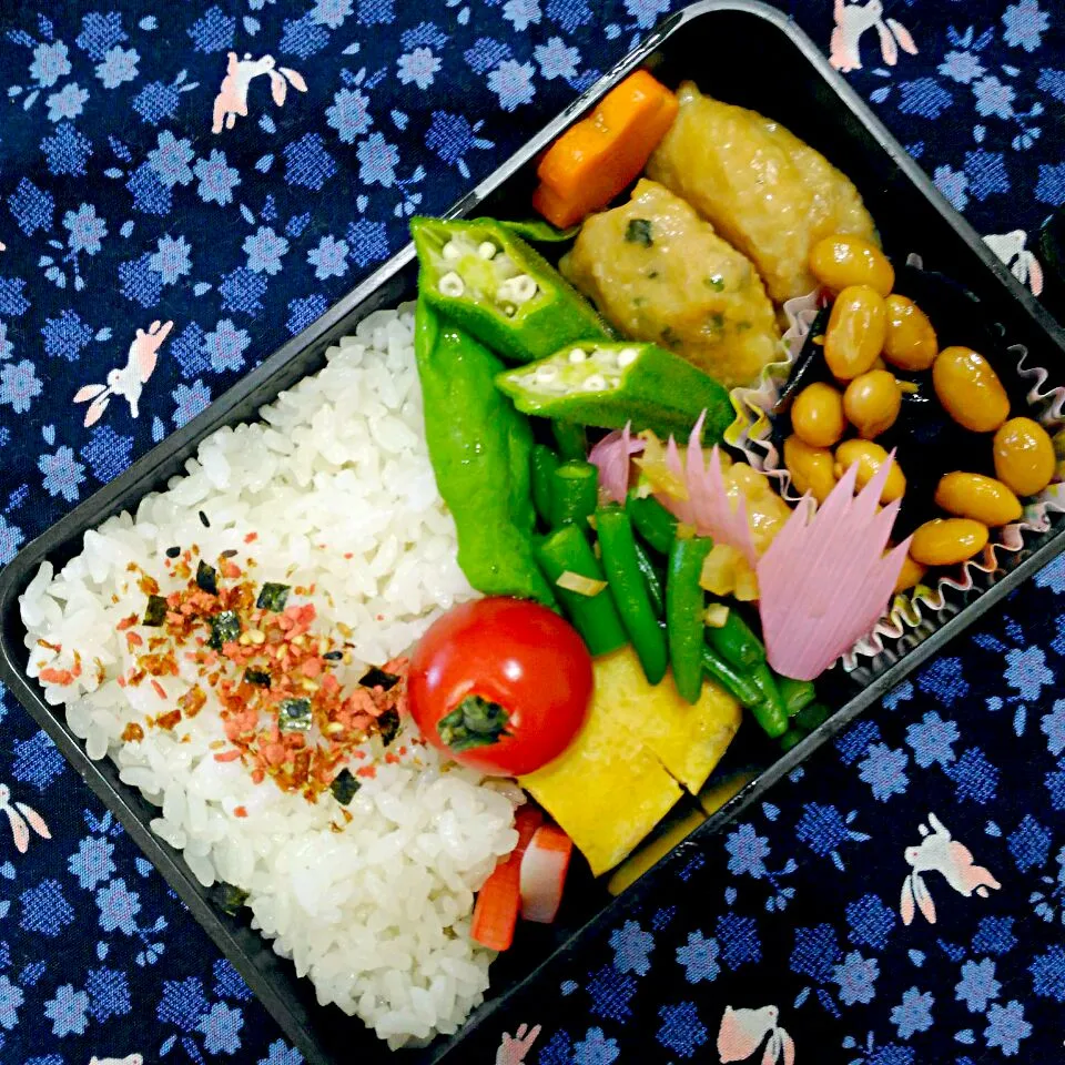 Snapdishの料理写真:大葉入り鶏つくね
きのうの昆布豆
いんげんの生姜和え
小えび入り玉子焼き
かにかま
ふりかけご飯|たえさん