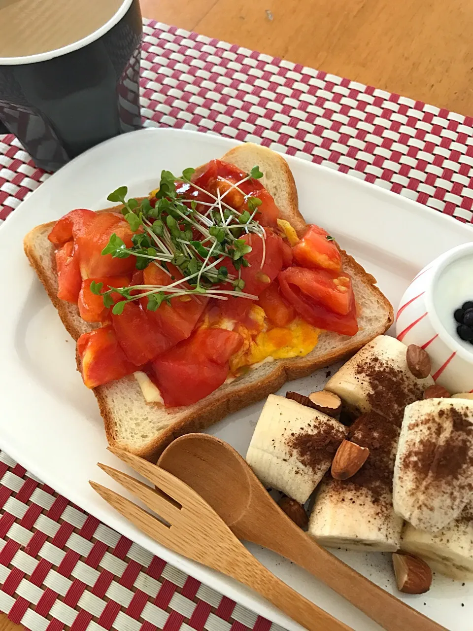 Snapdishの料理写真:トマトでさっぱり🍅チーズスクランブルエッグと共に〜|ひまわりんさん