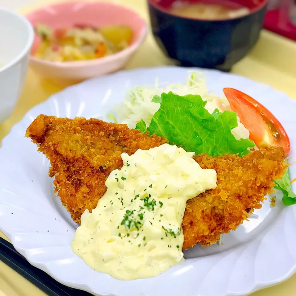 Snapdishの料理写真:手作り白身魚フライ定食@社食|恭子さん