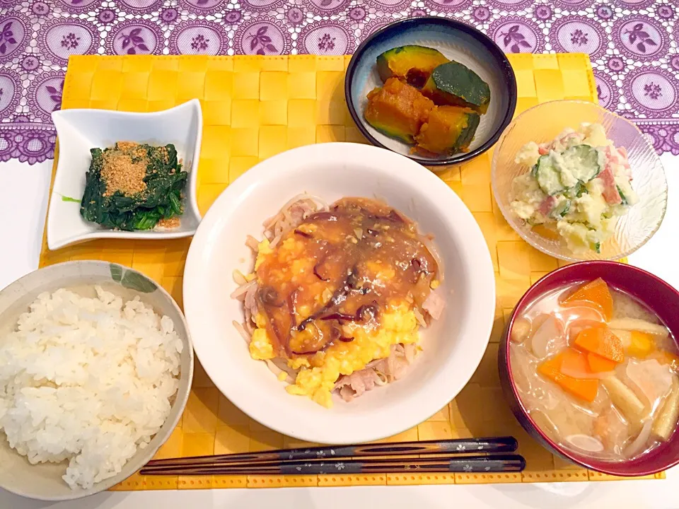 豚もやしのあんかけ、かぼちゃの煮物、ほうれん草胡麻和え、ポテトサラダ、味噌汁|Kasumiさん