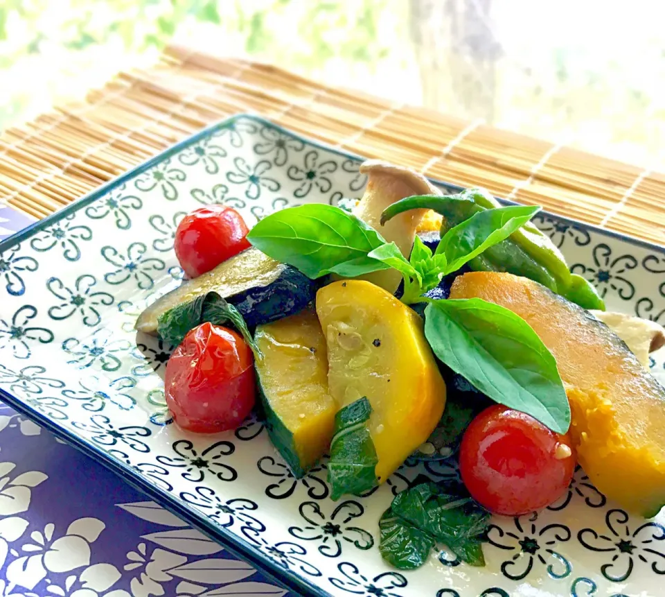 昼ごはん  咲きちゃんさんの彩り野菜でバジル醤油の香りマリネ。リピです(´∀｀*)💕|砂雪さん