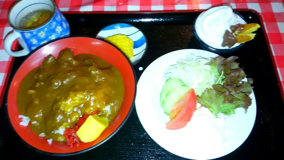 Snapdishの料理写真:本日の賄い(8/9赤牛カレー🍛＆季節のサラダとご褒美アイス🍦)|かぴかぴさん