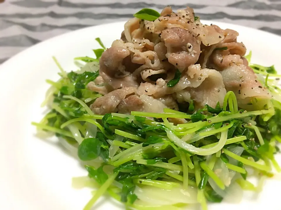 ともさんの料理 ♡ 液体塩こうじで♪豚肉と豆苗炒め♪|ふぅちゃんさん