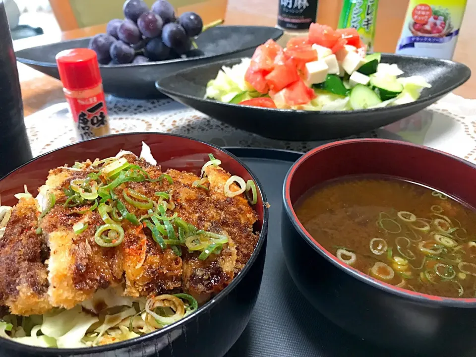 今日は暑かったー💦
ソースカツ丼と豆腐サラダと大根の赤だし🍀|makoさん