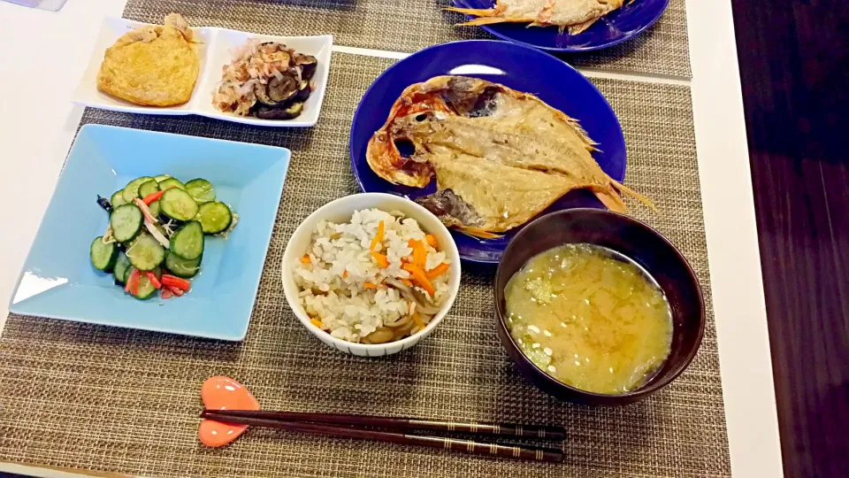 Snapdishの料理写真:今日の夕食　金目鯛の開き、きゅうりの酢の物、なすのめんつゆ、卵の巾着煮、舞茸の塩麹炊き込みご飯、キャベツの味噌汁|pinknari🐰🌈さん