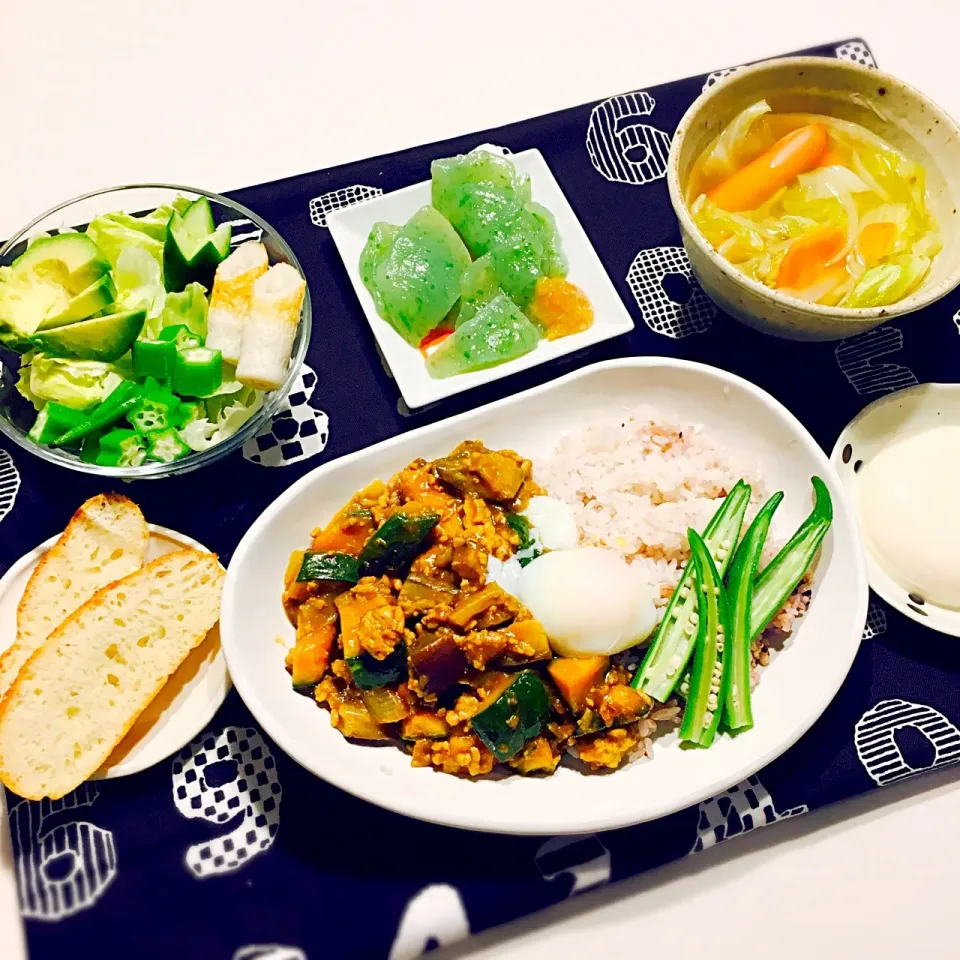 Snapdishの料理写真:8/9ユキ飯
#冷蔵庫整理
#ナスとかぼちゃのドライカレー
#フォカッチャ
#野菜スープ
#サラダ
#とろけるケンちゃんPREMIUM
##さしみこんにゃく|tuyet716さん