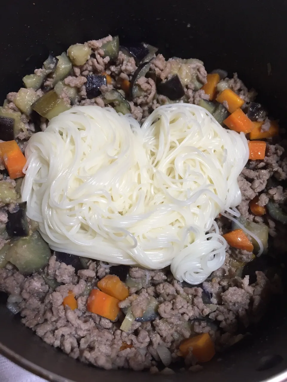 なすとひき肉炒めそうめん|ごはんーさん