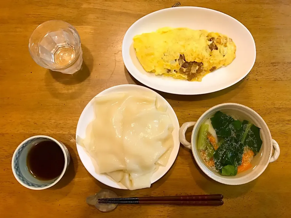 納豆チーズオムレツ、群馬ひもかわうどん、小松菜と人参と水餃子の中華スープ|ｊｕｎｔｓさん