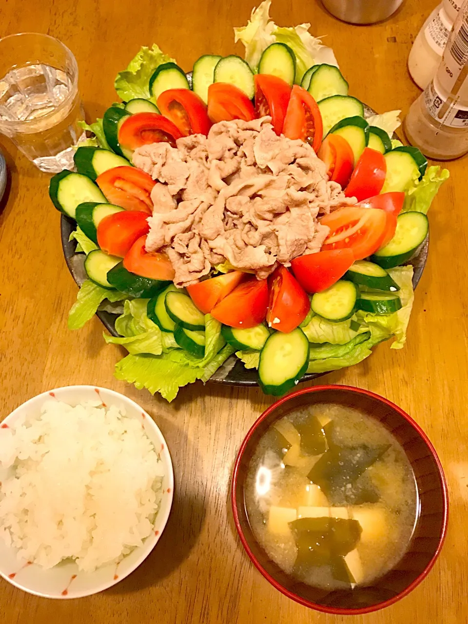 豚しゃぶサラダ、豆腐とワカメのの味噌汁|ｊｕｎｔｓさん