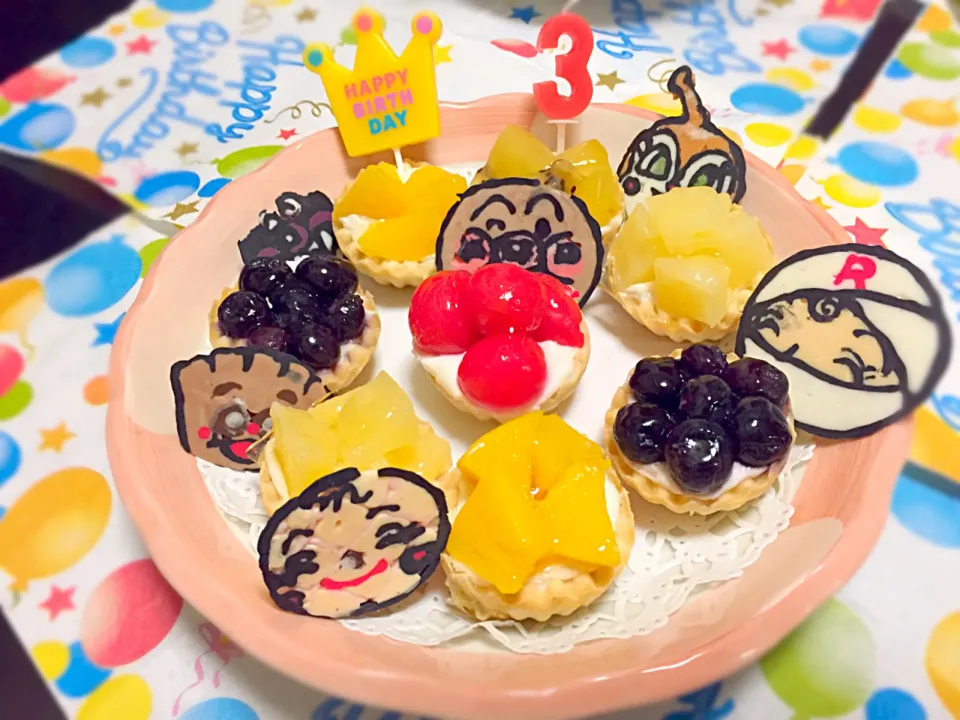 3歳の娘の誕生日に♡

#アンパンマン
#フルーツたっぷり 
#だいすき
#チョコペン
#意外と難しい
#タルト|ぁかねまンさん