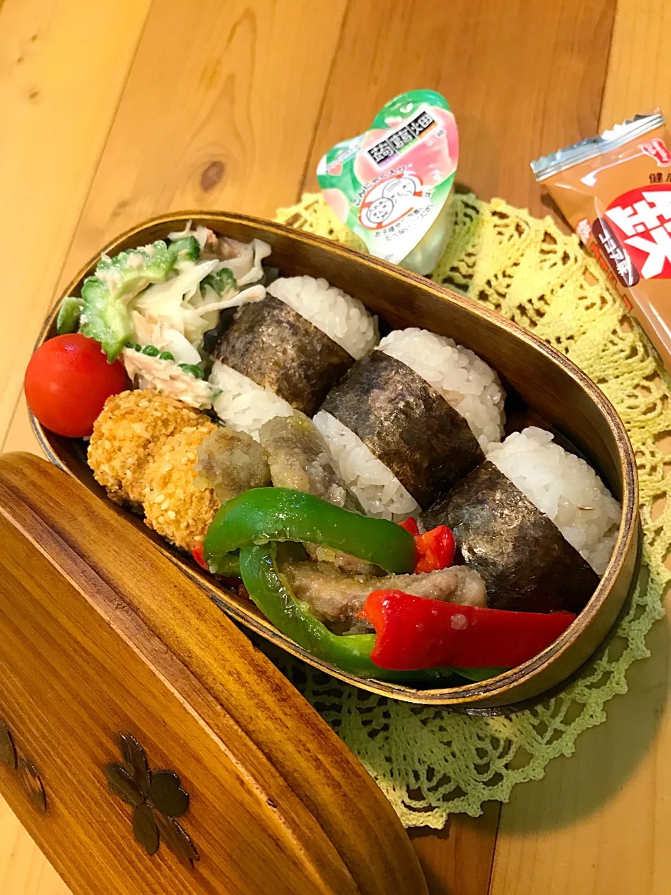 Snapdishの料理写真:パパたろ弁当🍱  おむすび🍙 かぼちゃコロッケ 牛肉とカラーピーマンの中華炒め ゴーヤ 玉ねぎ ツナのサラダ ミニトマト|ひななぎさん