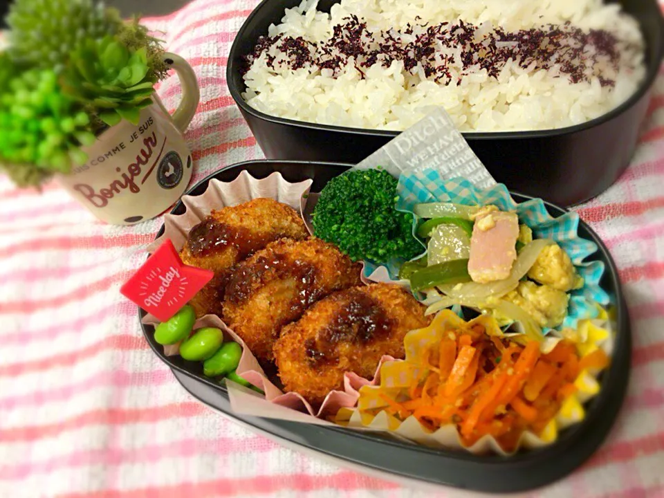 Snapdishの料理写真:2017.8.10🐔
#手抜き弁当🍱
#コロッケ
#ピーマンの炒め物 
#にんじんのきんぴら🥕|makkkkkoさん