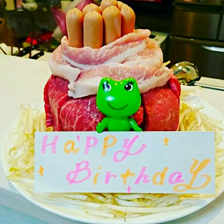 旦那ちゃんの誕生日に🎂😀  見よう見まねで肉ケーキ🍖笑|Yukiさん