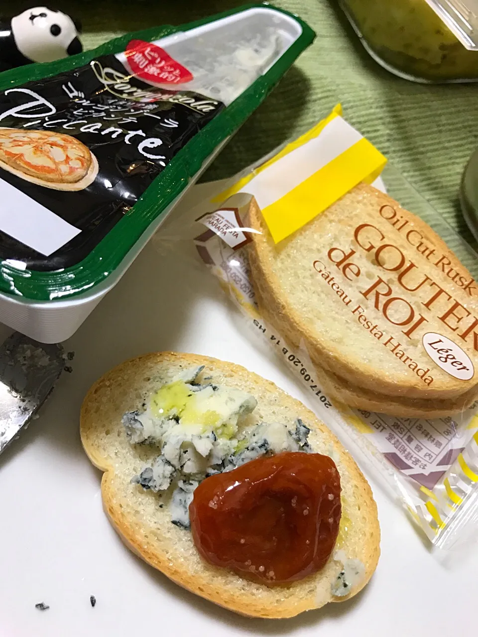 Snapdishの料理写真:グーテデロワレジェにゴルゴンゾーラとセミドライトマトをのせて♪|Hiropanさん