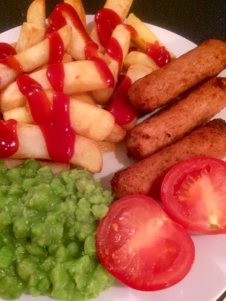 Linda McCartney veggie sausages, chips & mushy peas|Nick Hiderさん