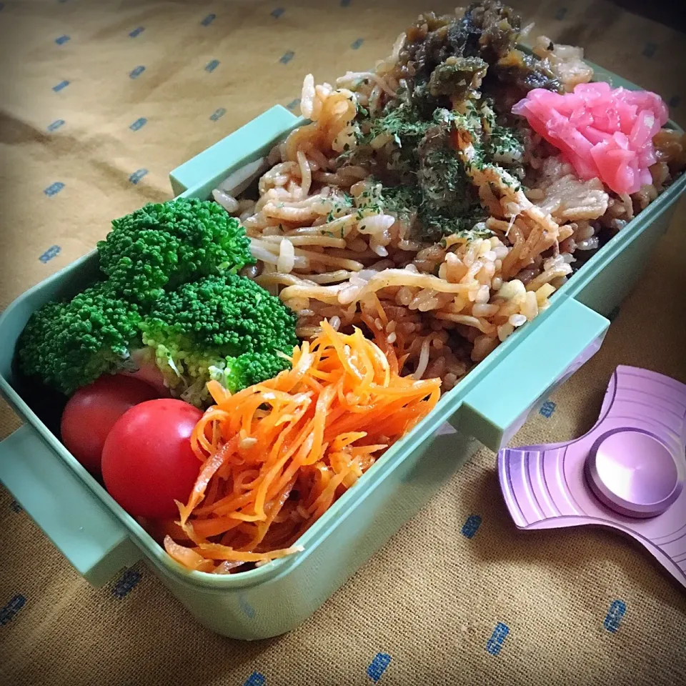 #お弁当 #お昼ご飯 

8.10 今日のお弁当🍱
そば飯ぎゅーぎゅー弁当です😘唐辛子味噌🌶のせ〜💖|renharuruさん