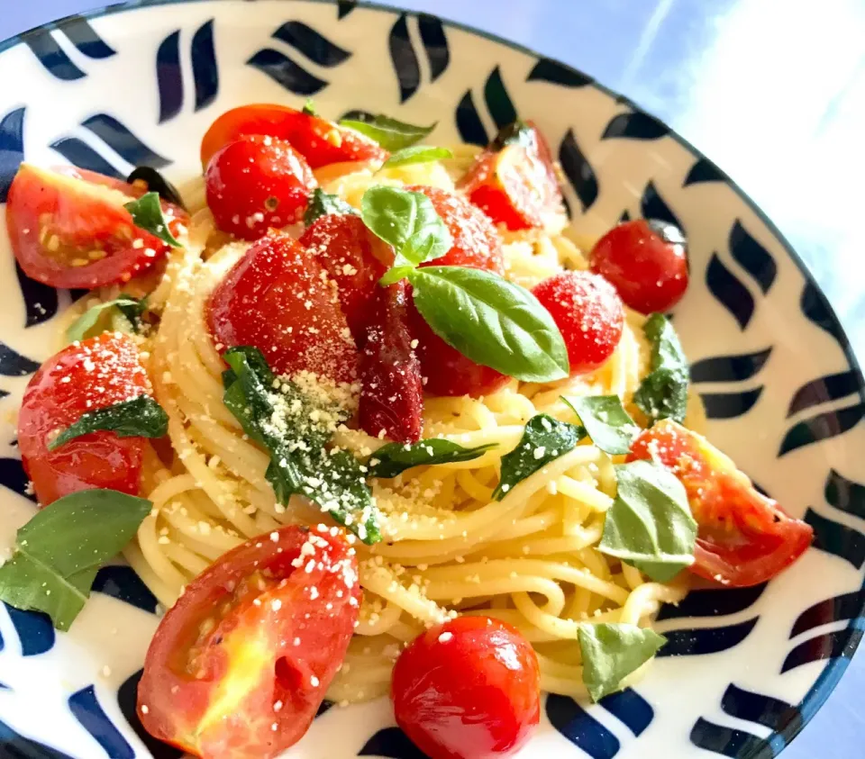 昼ごはん  フレッシュバジルとトマトのパスタ|砂雪さん