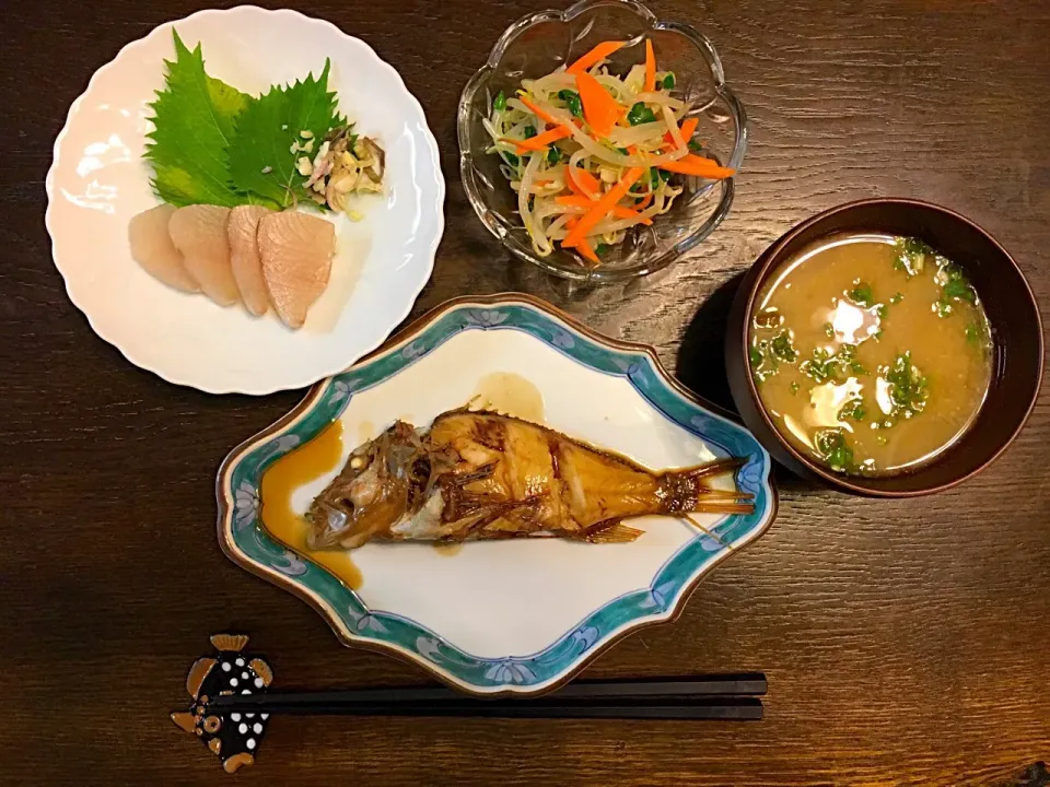 カサゴの煮付け
イサキの刺身
モヤシとニンジンのナムル
タマネギとエノキの味噌汁|カドラさん