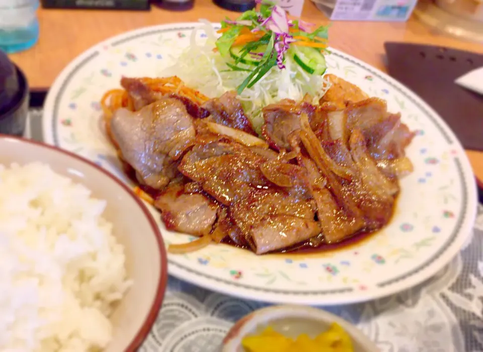 Snapdishの料理写真:生姜焼き定食|まさま〜ささん