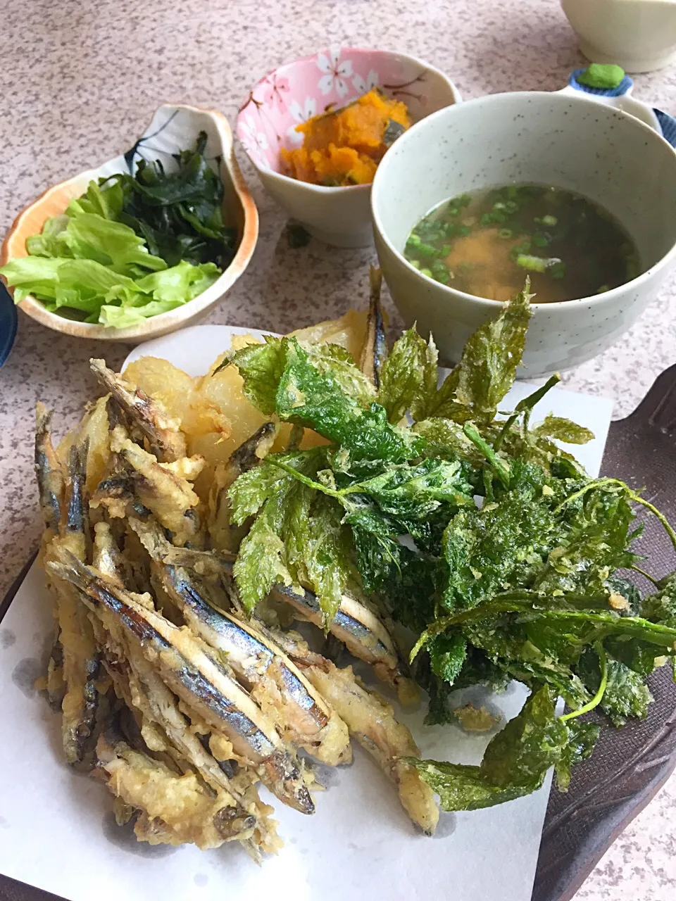 Snapdishの料理写真:キビナゴと明日葉の天ぷら@地魚料理 さくら（静岡県松崎）|Kazuya Miyukiさん