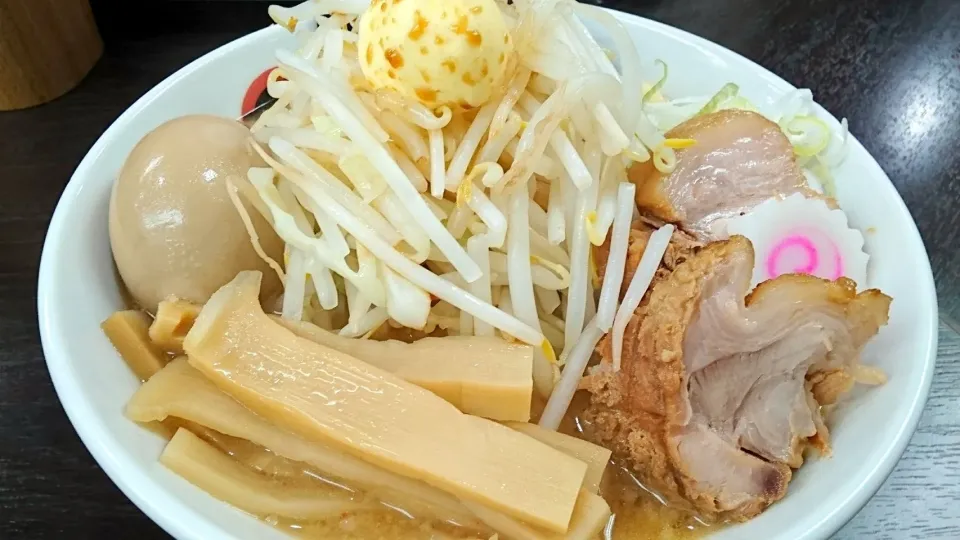 ラーメンいつき の 小さいけど具沢山なラーメン(味噌、並150g)＋野菜チョイ増し(300g)＋ニンニク＋こってり(醤油バター) ＠ 要町、池袋 17108|大脇さん