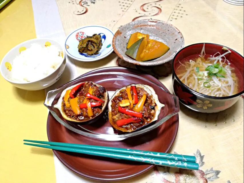 晩ごはん
　丸なす🍆ボート🍆麻婆茄子
　かぼちゃの煮物
　ゴーヤの佃煮
　もやしお味噌汁|korinoさん