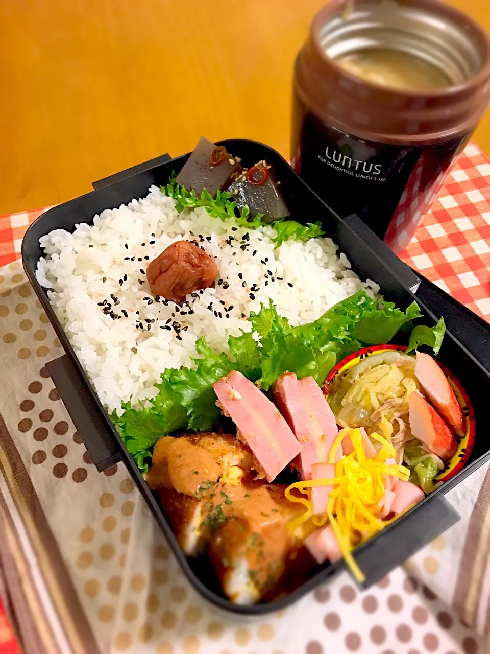 旦那ちゃん弁当🎶
二段日の丸ご飯（シーチキン挟み)
ハムチー焼き
爆弾卵
ピリ辛蒟蒻
白菜カニカマ和え
お花ハム|BooBooさん