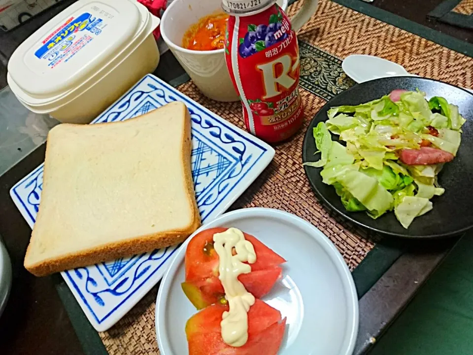 Snapdishの料理写真:トマト&キャベツとベーコン&缶詰めカレー&トースト|まぐろさん