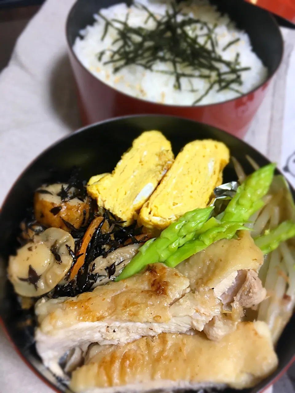 部活弁当。鶏モモ焼き鳥風味。下に敷いたもやし炒めは、冷めてシャッキリサッパリ美味しい技ありレシピつき😘|もじゅさん