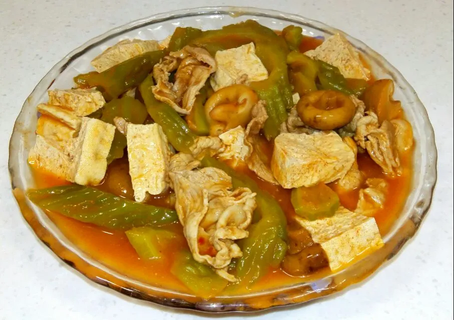 bitter gourd with frozen tofu, pork and mushrooms in tomato sauce|steven z.y.さん