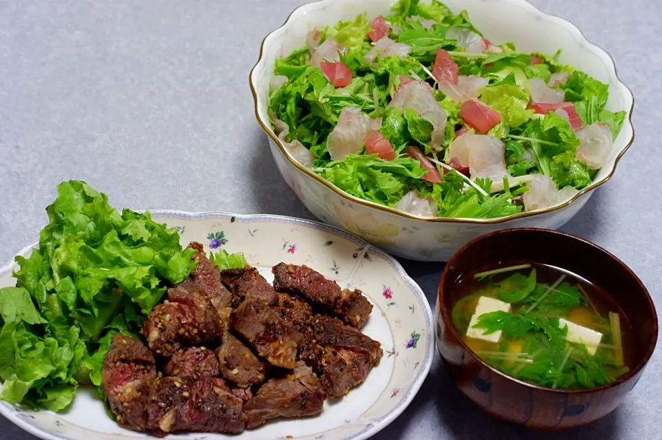 焼いたお肉と、お刺身サラダ|Orie Uekiさん