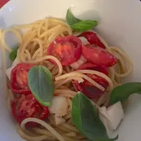 Snapdishの料理写真:Roasted tomato, fresh mozzarella and basil pasta|Alice Tang Lewinさん