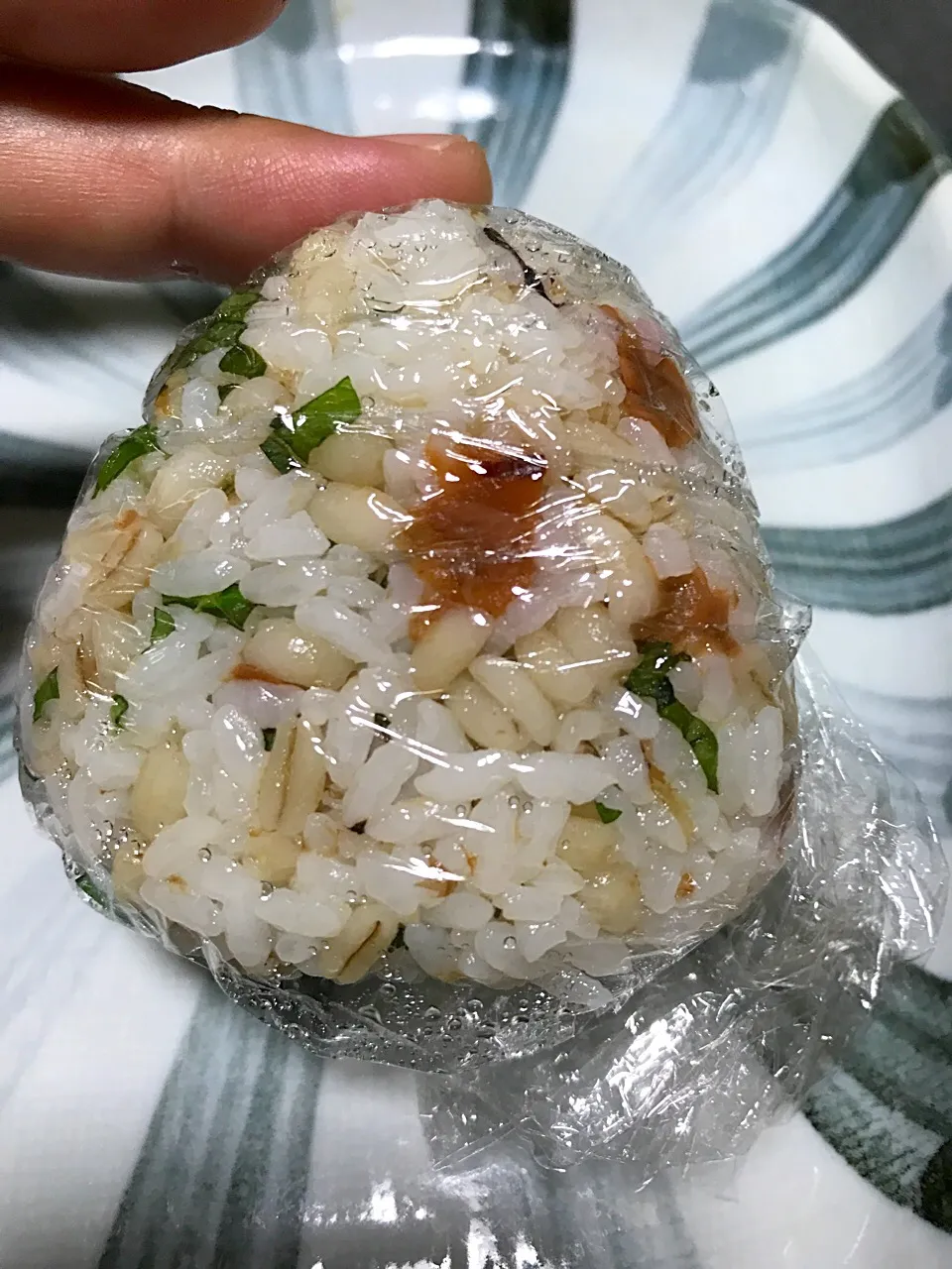 Snapdishの料理写真:もち麦飯おかか梅自家製しそおむすび|ms903さん