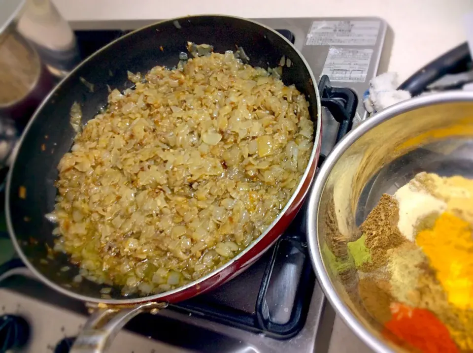 三日間かけて作るカレー 初日
玉ねぎ炒め2時間経過|Takeshi  Nagakiさん