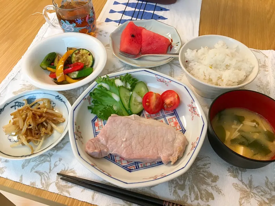 Snapdishの料理写真:豚ロースステーキ
彩り夏野菜の煮浸し
もやしのピリ辛和え
豆腐とえのきの味噌汁
スイカ|まりさん