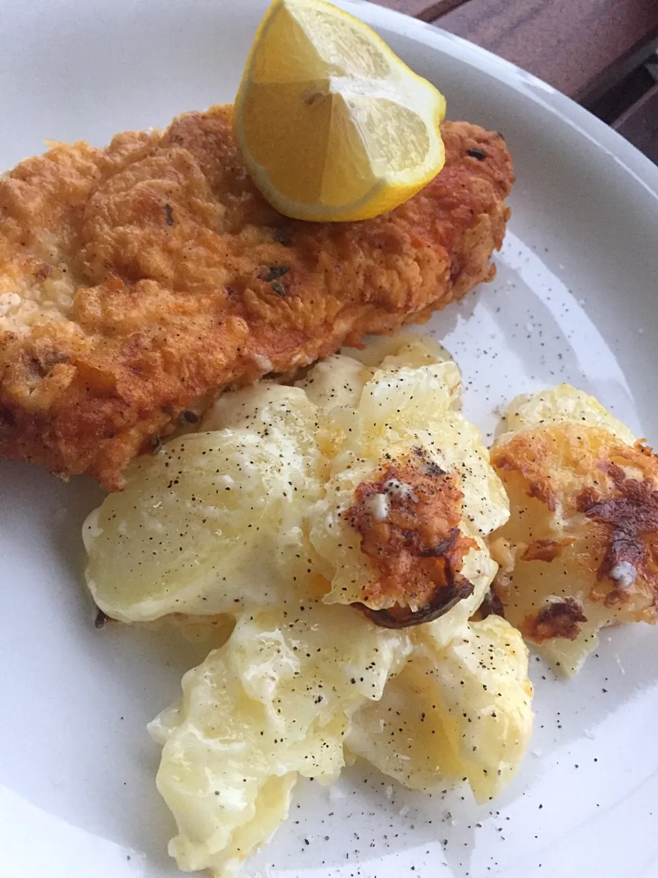 Chicken schnitzel and escalloped potatoes|Chris Shannonさん