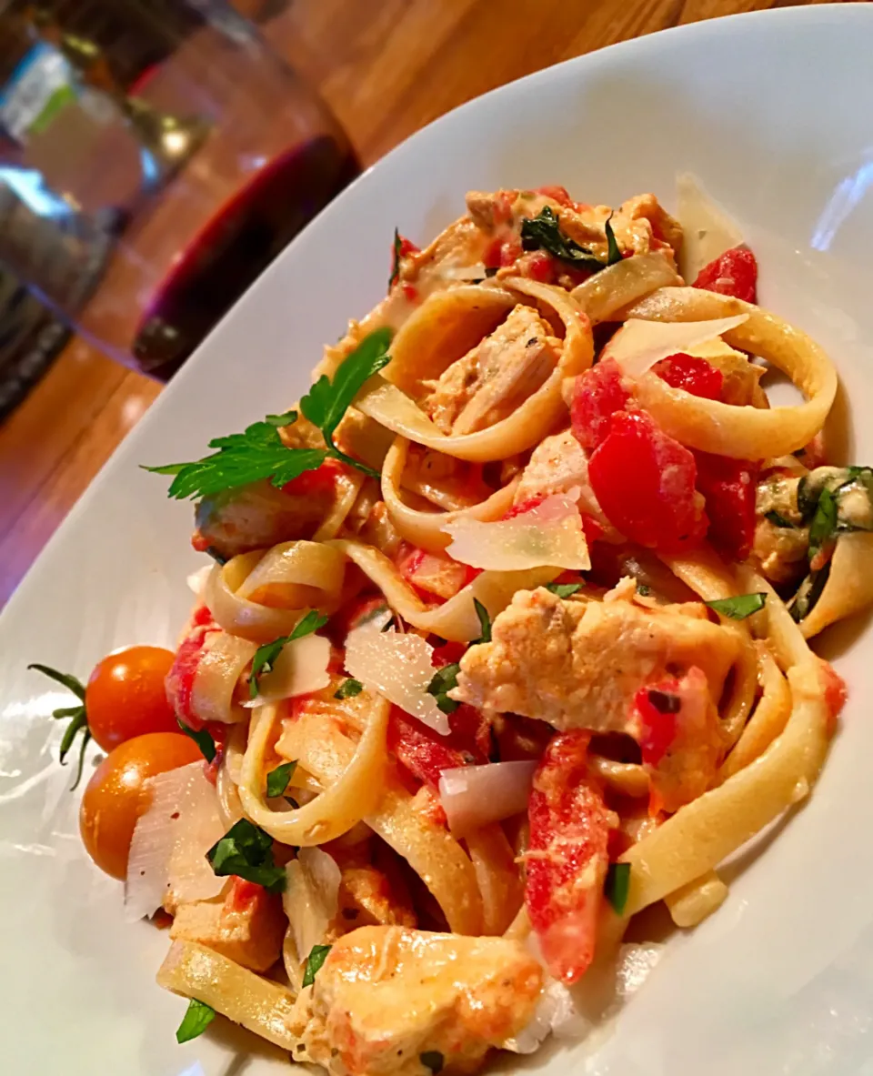 Fettuccine with chicken in a roasted red pepper sauce.|MJRoperさん