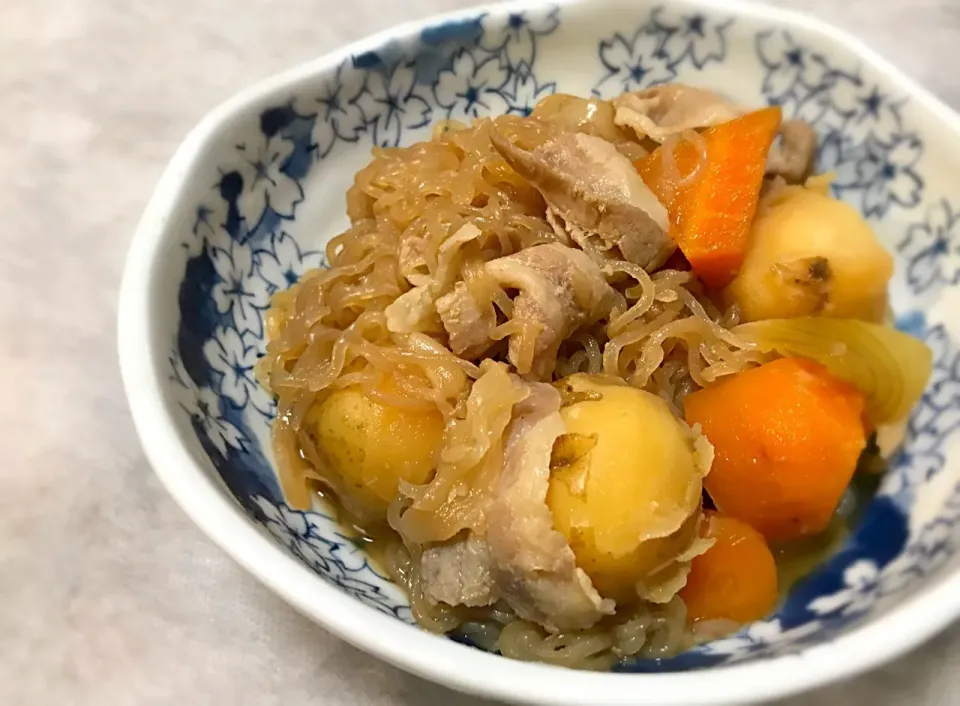 今夜は定番中の定番❗️
野菜と豚肉の旨味を生かす、無水肉じゃがです😋  味がよくしみた、しらたきをたっぷりと🎵|ギムレットさん