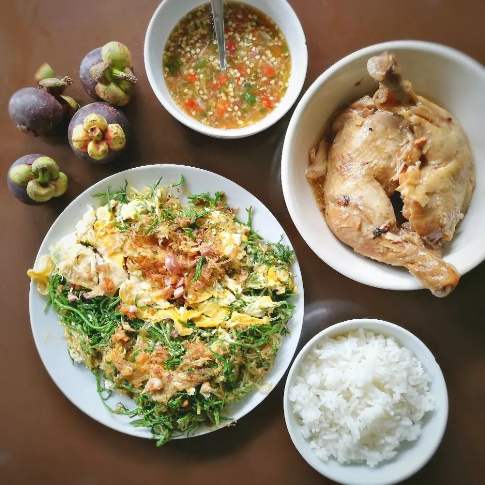 > slow cooked ginger chicken
>  fried climbing wattle and cellophane noodle topped with fried garlic
> seafood chili dip
> jasmine rice
> mangosteen
#eatinthai|Eat in Thaiさん