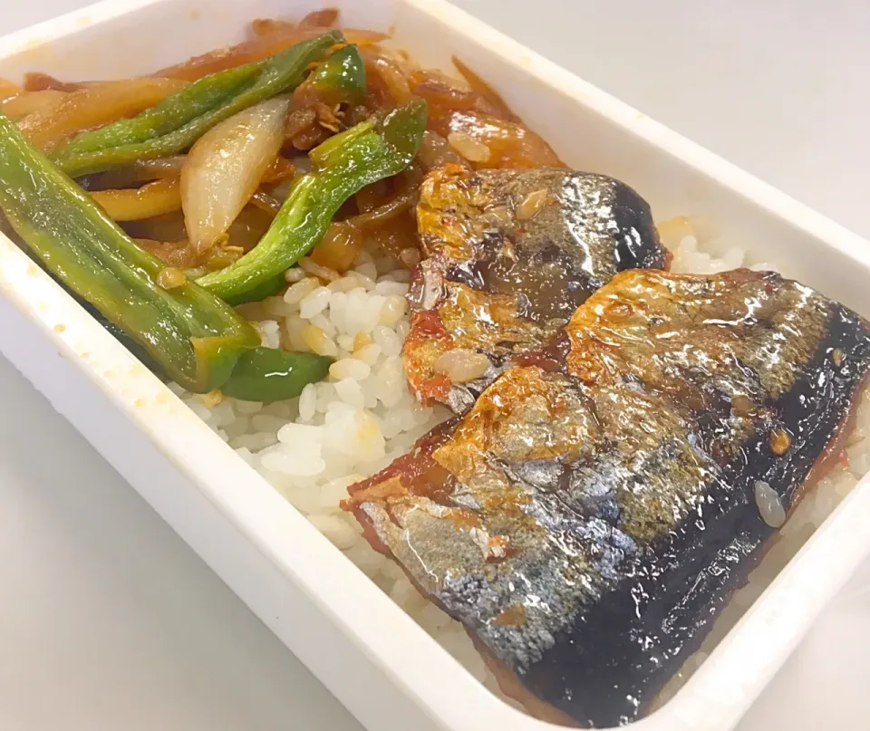 単身赴任の昼ごはん  サンマのみりん干しとピーマン玉ねぎのケチャップ醤油炒め弁当|ぽんたさん