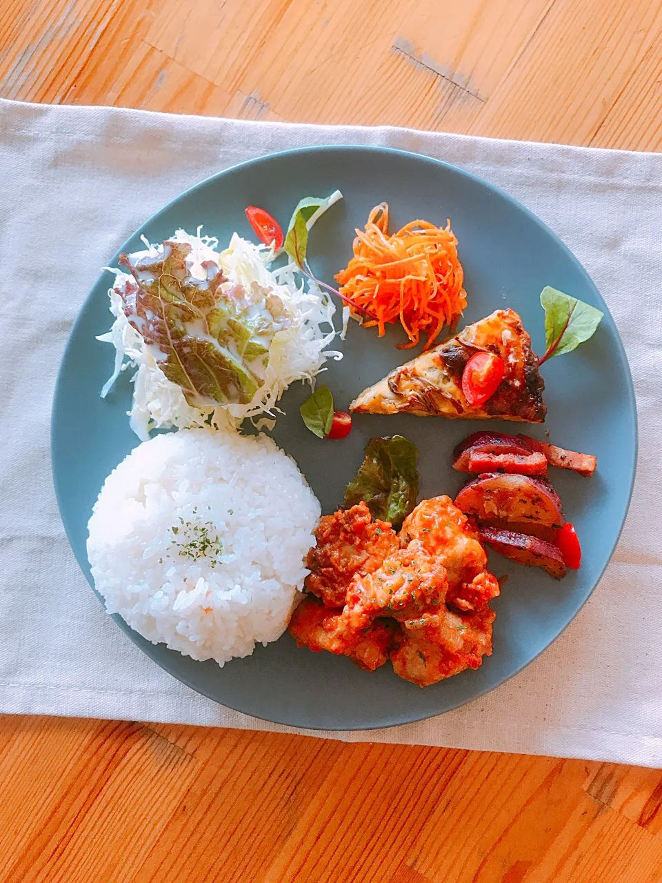 Snapdishの料理写真:ランチプレート 鶏モモ肉のトマト煮|くまごろうさん