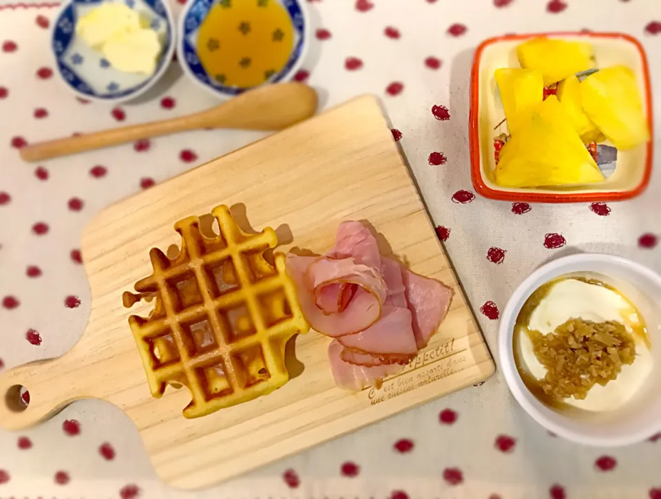 Breakfast 
ワッフルメーカー買ったので早速作ってみました！|sanaさん