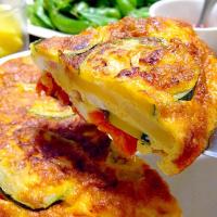 スパニッシュオムレツです。ズッキーニ＆お野菜たっぷり！でミルフィーユ仕立てにして☆