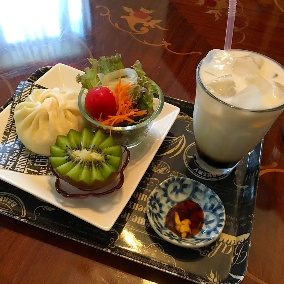 今日の朝ごパン(๑´ڡ`๑)
お土産の豚饅とサラダとキウイフルーツ、あとアイスカフェラテなどなど|mayumiさん