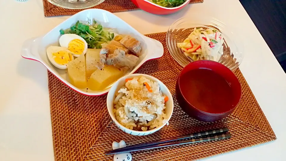 今日の夕食　豚肉の塩角煮、大根サラダ、しめじの白だし炊き込みご飯、味噌汁|pinknari🐰🌈さん